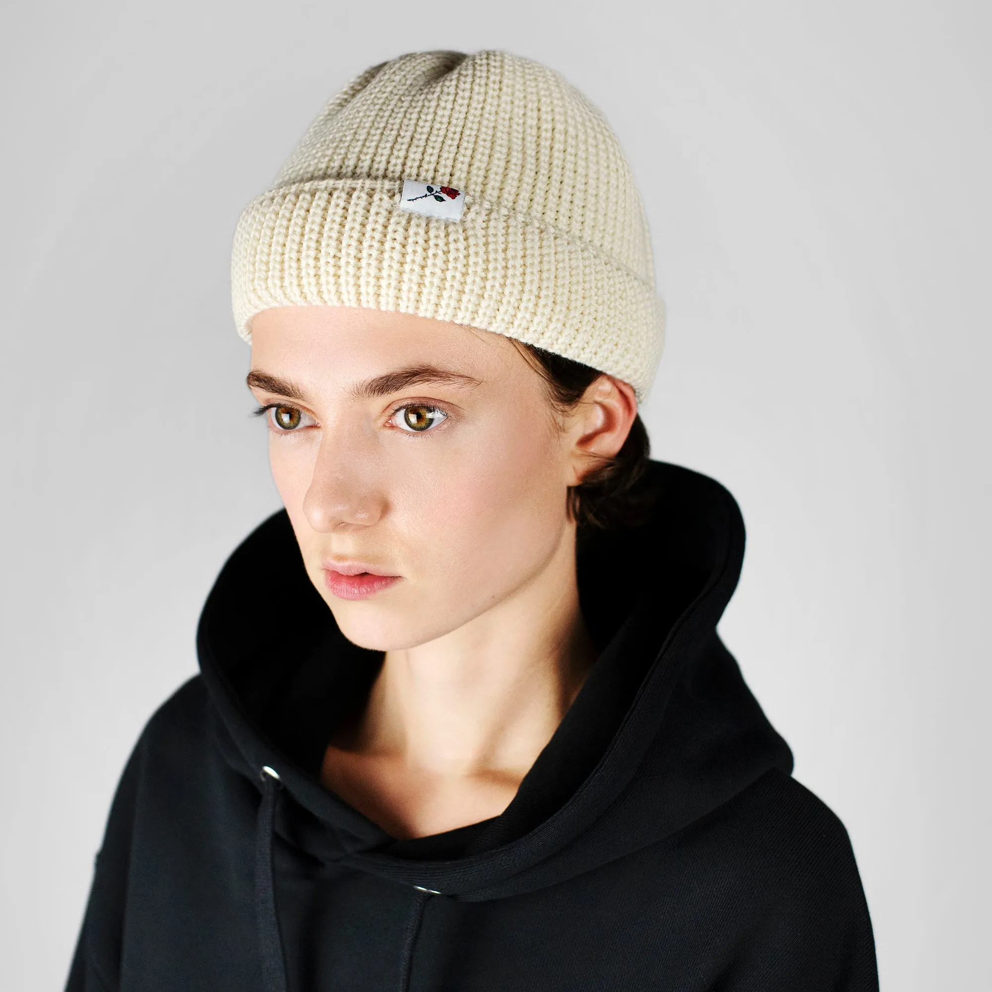 SHORT WOOL BEANIE ROSE - OFFWHITE