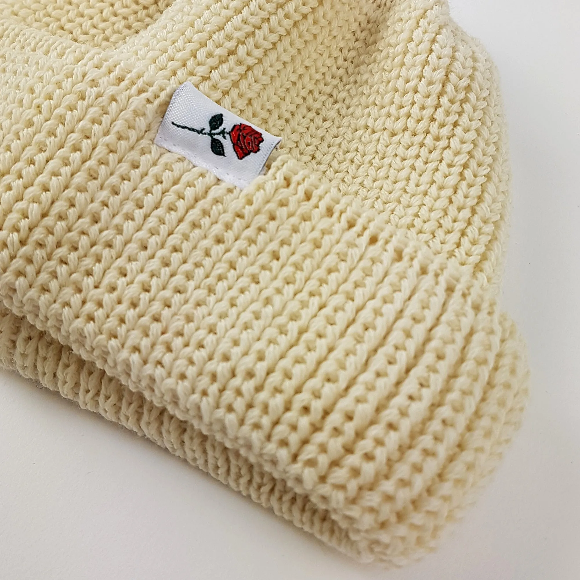 SHORT WOOL BEANIE ROSE - OFFWHITE